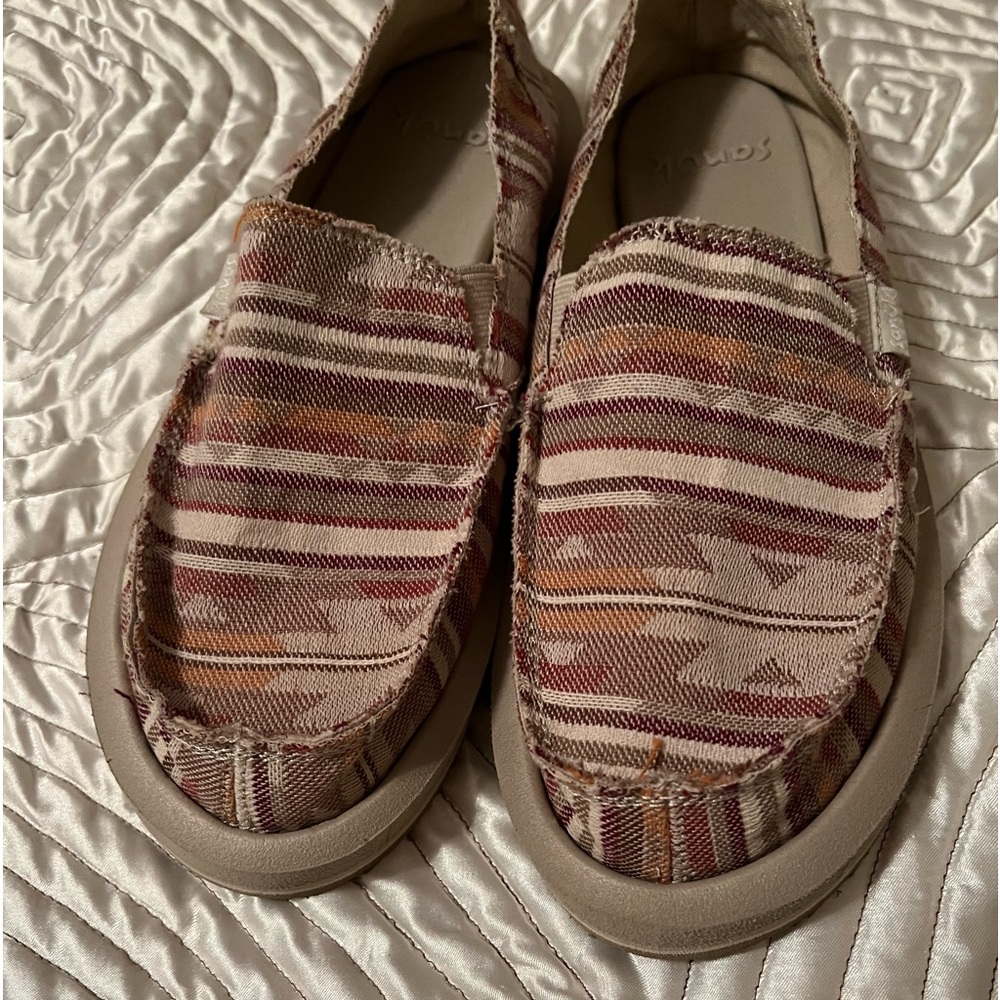 SONUK CASUAL SHOES EUC no sign of wear very clean very comfortable! Size 7